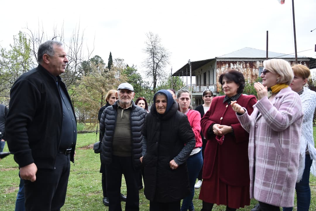 გენადი ბალანჩივაძე გუბრის ადმინისტრაციულ ერთეულში ადგილობრივ მოსახლეობასა და სკოლის პედაგოგებს შეხვდა