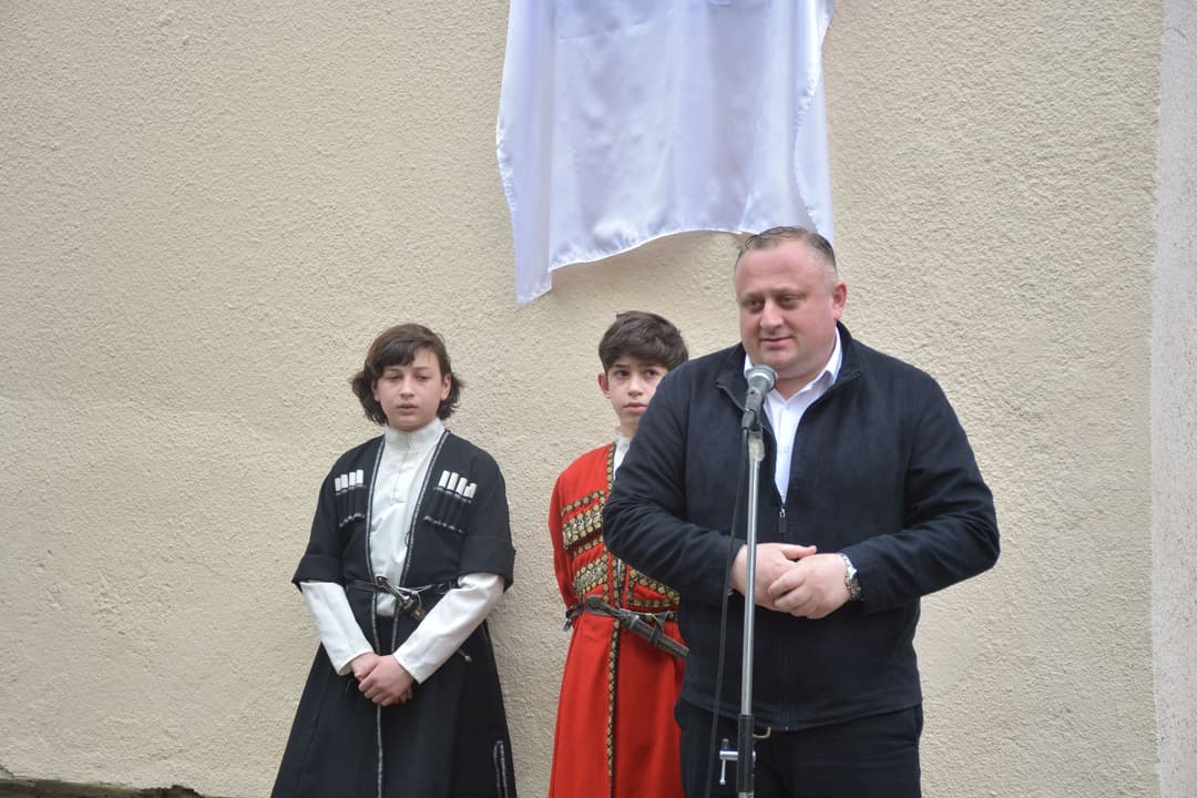 ჭიათურაში ჯუმბერ ხარაიშვილის მემორიალური დაფა გაიხსნა