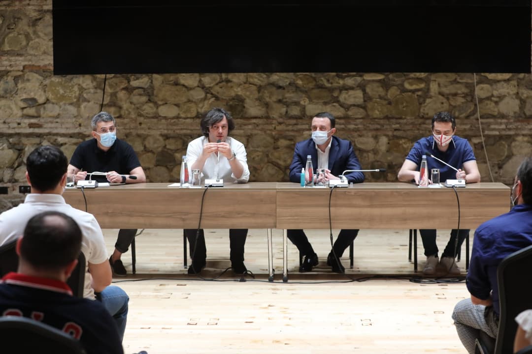 “ქართულმა ოცნებამ“ პოლიტიკური საბჭოს, მთავრობისა და საპარლამენტო უმრავლესობის წევრების გასვლითი სამუშაო შეხვედრა გამართა