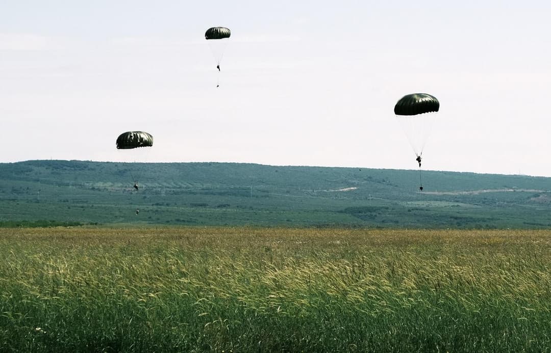 საპარაშუტო მომზადების სკოლაში სასწავლო პროგრამა პარაშუტით ხტომის საჩვენებელი ელემენტებით დასრულდა