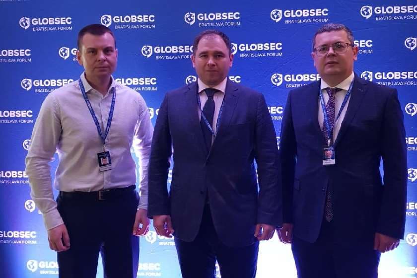 Frontnews image description