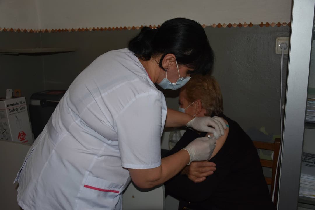 სოფელ ფარცხანაყანევის ამბულატორიაში ადგილობრივი მოსახლეობის ვაქცინაცია მიმდინარეობს