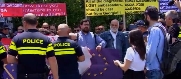 ლიეტუვის საელჩოსთან რამდენიმე პირი, მათ შორის მამა-შვილი ფალავანდიშვილები დააკავეს