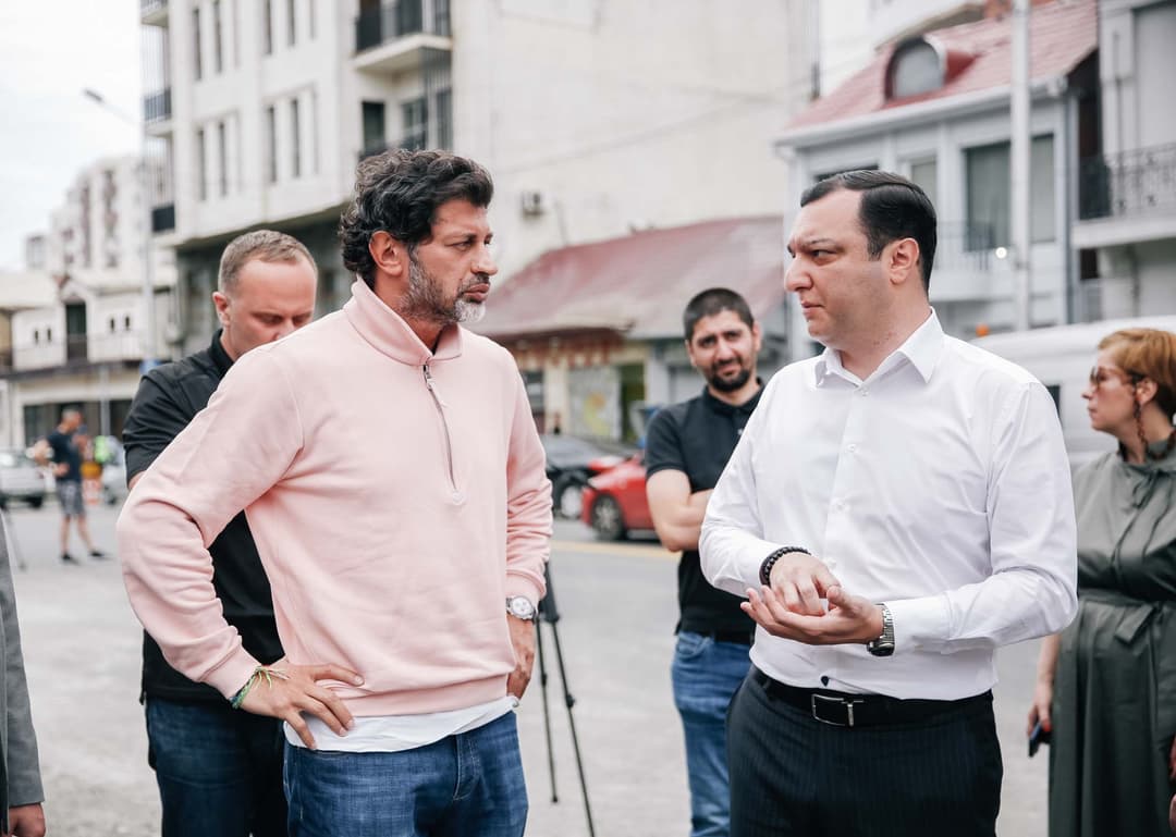 კახა კალაძე – ადამიანი, რომელიც უამრავ კარგ საქმეს აკეთებს ქვეყნისთვის, როგორც ქველმოქმედი, მეცენატი – ბიძინა ივანიშვილი, ამ ადამიანზე გვეუბნებიან, რომ ცუდი კაცია