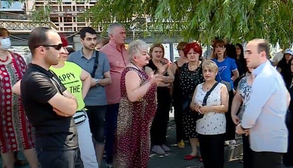 მოვაჭრეები სადგურის მოედნის მიმდებარე ტერიტორიაზე გარევაჭრობას აპროტესტებენ