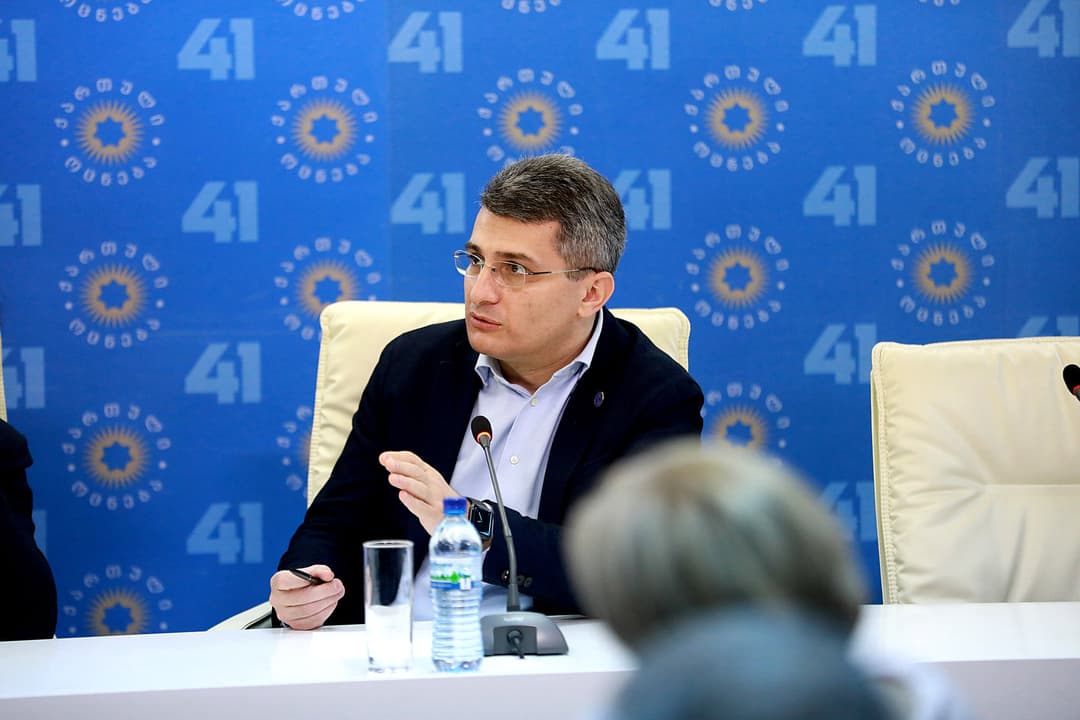 მამუკა მდინარაძე – თუ „ნაცმოძრაობა“ ამტკიცებდა, რომ მოსამართლე ჩხიკვაძე დასანქცირდა და ამ ფაქტს ადასტურებს ლაშა ჩხიკვაძე, ამას კონკრეტული პასუხები უნდა გაეცეს