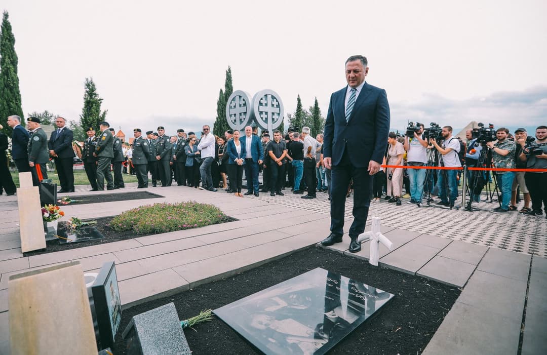 ვახტანგ გომელაურმა მუხათგვერდის ძმათა სასაფლაოზე 2008 წლის ომის გმირების ხსოვნას პატივი მიაგო