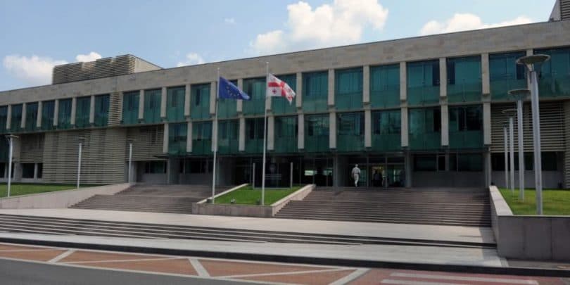 ქრთამის აღების და ქრთამის აღებაში დახმარების ფაქტზე ოზურგეთის მერიის ყოფილი თანამშრომელი და ერთი მოქალაქე დააკავეს