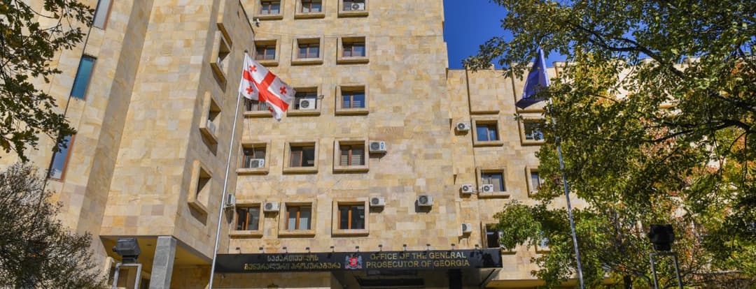 “ქურდული სამყაროს” წევრობასა და გამოძალვაში ბრალდებული რუსეთის მოქალაქე სასამართლომ დამნაშავედ ცნო