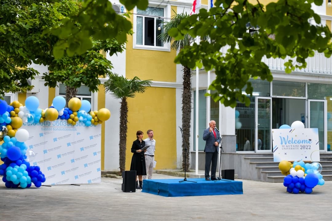 ქუთაისის უნივერსიტეტი სტუდენტებს რეაბილიტირებული შენობით და ახალი აუდიტორიებით შეხვდა