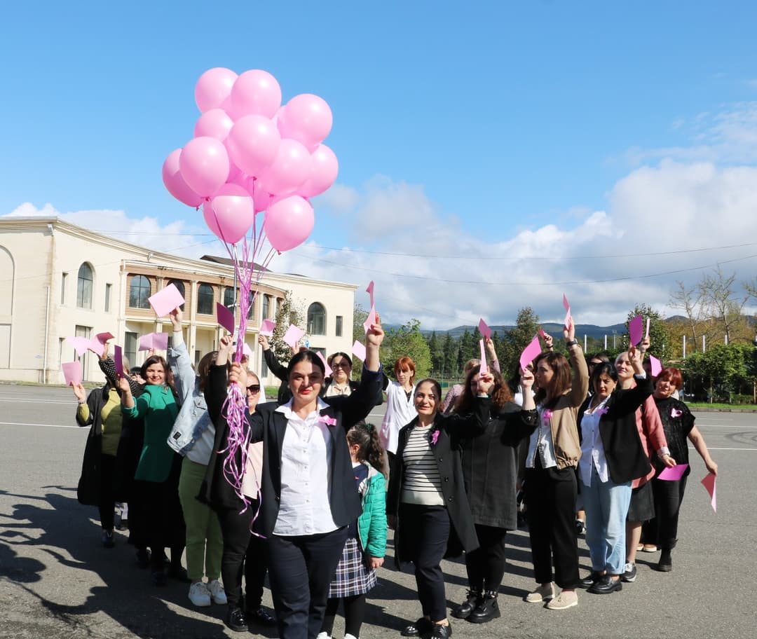 წყალტუბოში ძუძუს კიბოს შესახებ ცნობიერების ამაღლების მიზნით აქცია-პერფომანსი გაიმართა