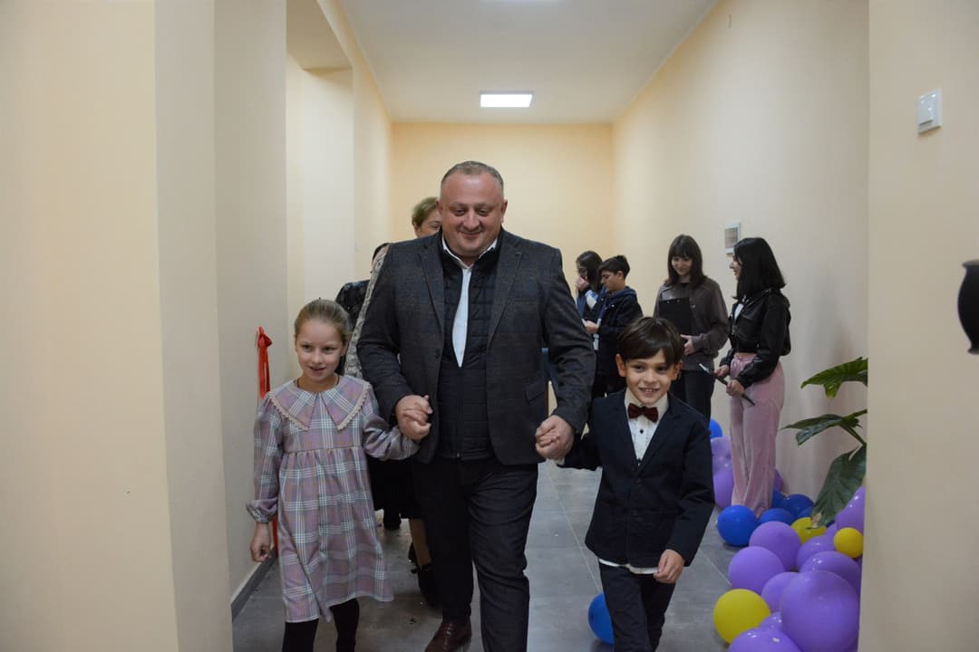 ჭიათურის მუნიციპალიტეტის მერი ახლადრეაბილიტირებულ მეხუთე საჯარო სკოლაში იმყოფებოდა