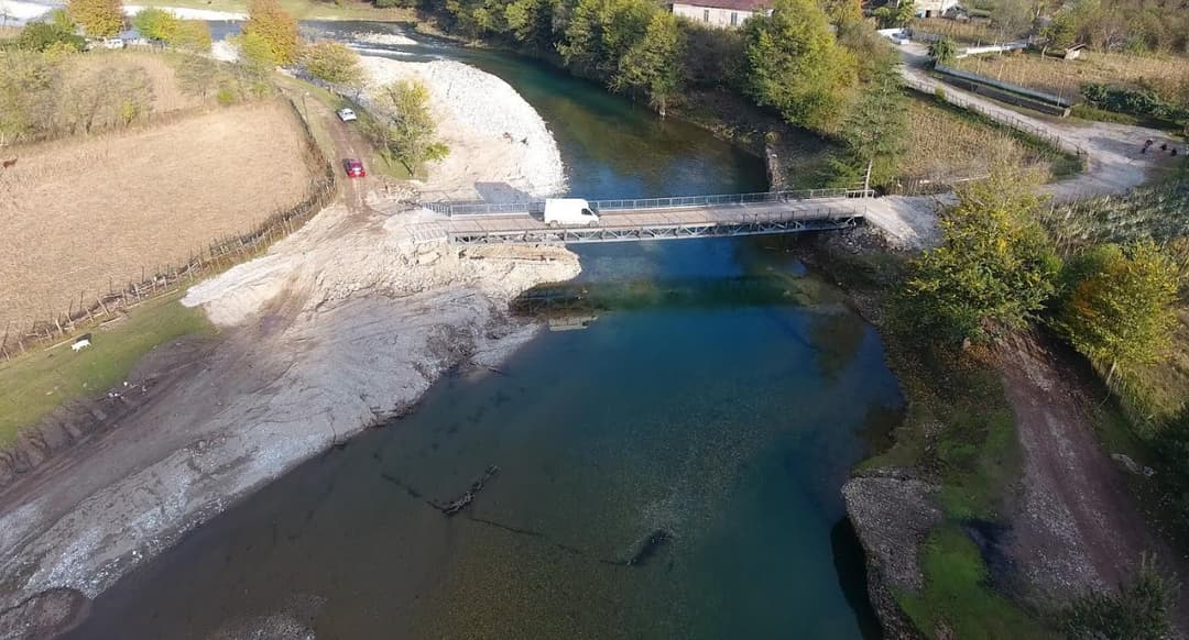 წალენჯიხაში, მაზანდარას უბანში დაზიანებული საფეხმავლო ხიდის ადგილას საავტომობილო ხიდის მოწყობა დასრულდა