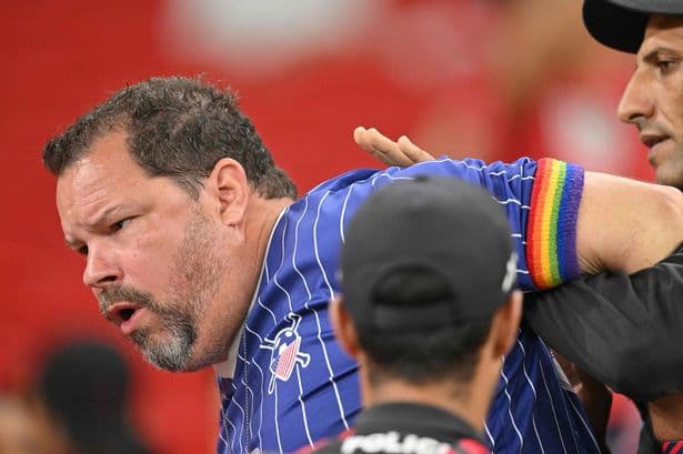 LGBT სამკლაურის ტარების გამო გულშემატკივარი სტადიონიდან გააძევეს