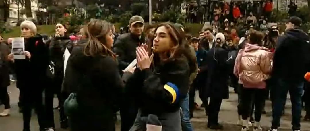 პარლამენტთან საპროტესტო აქციის მონაწილეები იკრიბებიან