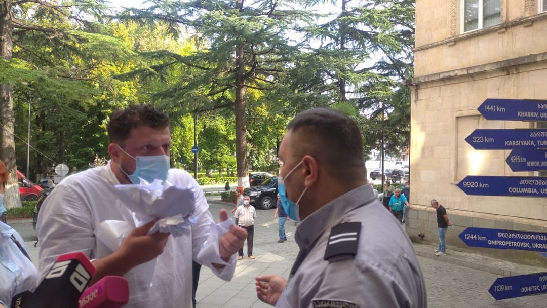 ნიკა ნარსია – უსმენენ ყველას და ამ დაცვის ბიჭებსაც, რომლებმაც ეს ფურცლები დამიხიეს