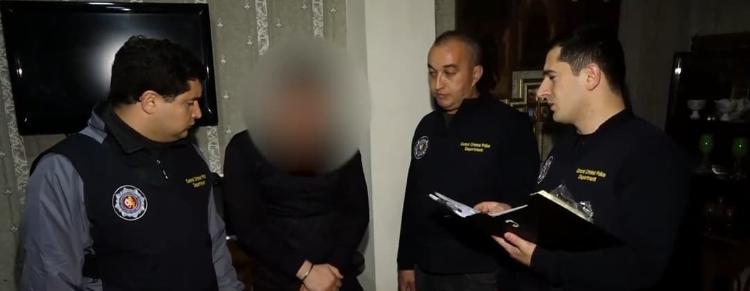 შსს-მ “ქურდულ სამყაროსთან“ კავშირში მყოფი სამი პირი დააკავა, ერთს კი ბრალი დაუსწრებლად წარედგინა