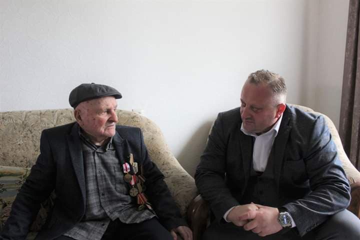 ჭიათურის მერმა მეორე მსოფლიო ომის ერთადერთ ვეტერანს, 99 წლის შაქრო გაჩეჩილაძეს ფაშიზმზე გამარჯვების დღე მიულოცა