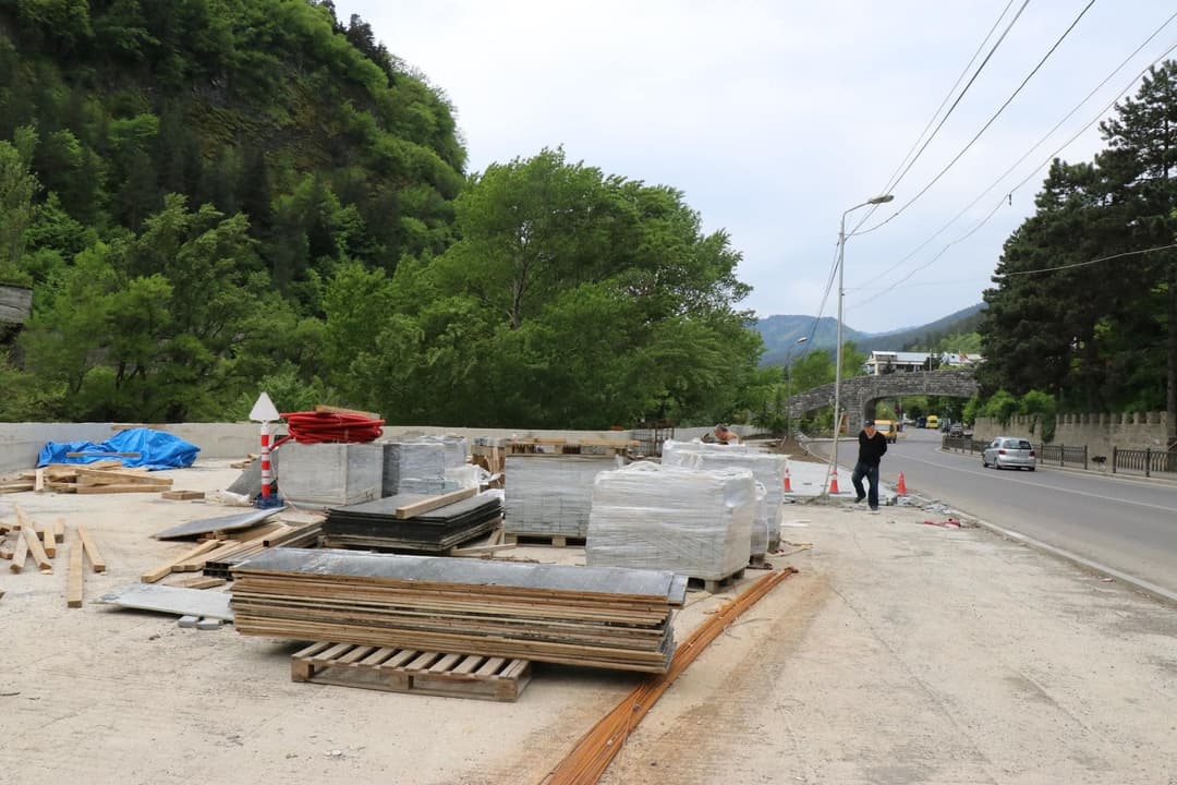 ბორჯომში, მტკვრის სანაპიროზე, ახალი სკვერის მოწყობის სამუშაოები მიმდინარეობს