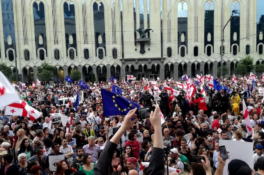 რუსეთიდან პირდაპირი ავიამიმოსვლის განახლებას დღეს პარლამენტთან გააპროტესტებენ