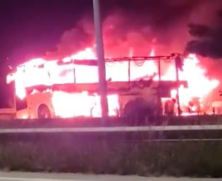 ავტობანზე თბილისიდან ბათუმში მიმავალი სამგზავრო ავტობუსი დაიწვა