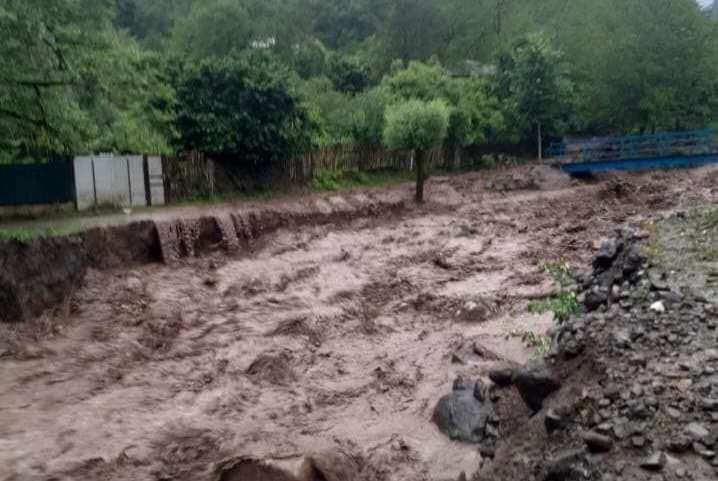 “საქართველოს რკინიგზა” – წყალმა ლიანდაგები დატბორა, ჩამოიშალა ნიადაგი, ორივე მიმართულებით მოძრაობა გაჩერებულია