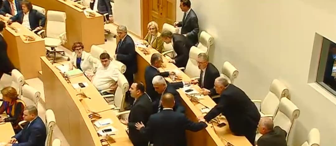 პარლამენტში დეპუტატები ერთმანეთს დაუპირისპირდნენ