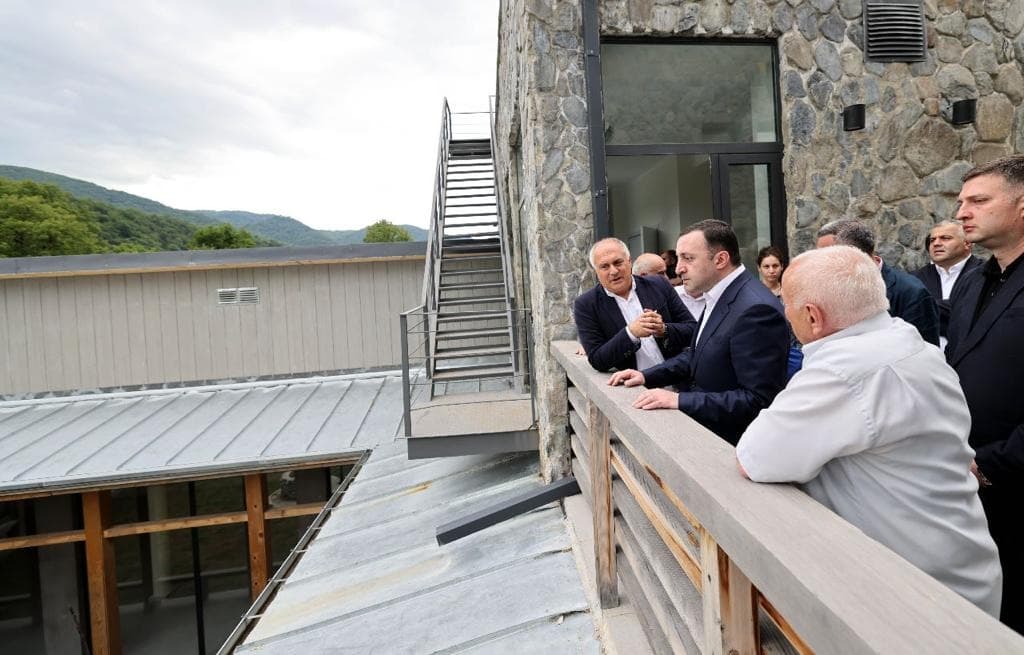 ირაკლი ღარიბაშვილმა ონის მხარეთმცოდნეობის მუზეუმი დაათვალიერა