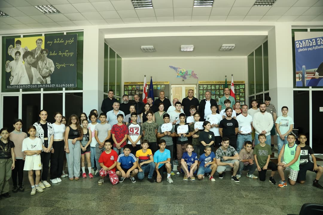 წყალტუბოს მერმა ახალგაზრდა სპორტსმენებსა და მათ მწვრთნელებს მადლობის სიგელები გადასცა