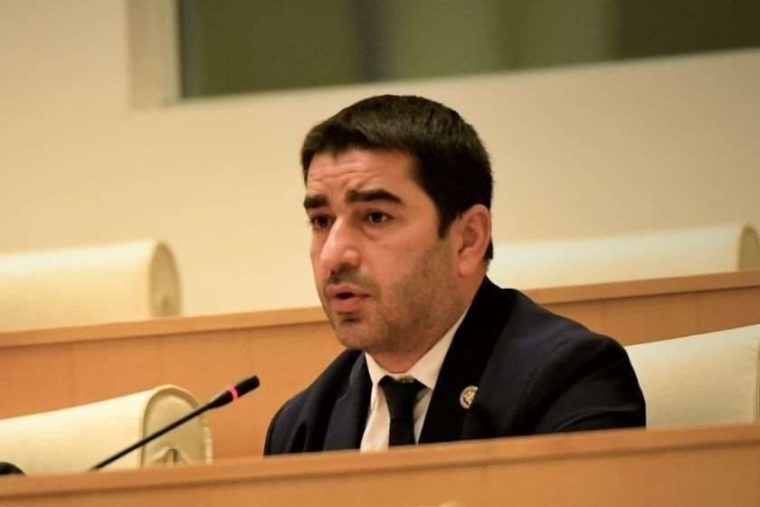 შალვა პაპუაშვილი – პირდაპირ ეთერში ვიხილეთ, როგორ მოაქცია ჩიხში ელემენტარულმა კითხვებმა დამკვეთიც და შემსრულებელიც