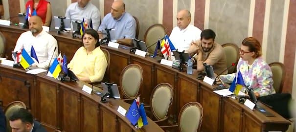 თბილისის საკრებულოში სხდომა ხმაურის და კამათის ფონზე მიმდინარეობს