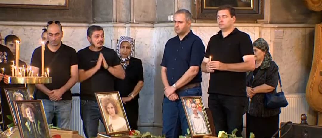 ქაშუეთში სტიქიის შედეგად დაღუპული დუდაშვილების ოჯახის 4 წევრის სამოქალაქო პანაშვიდი მიმდინარეობს