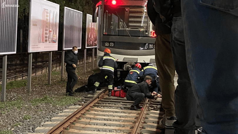 დიდუბეში, მეტროს ლიანდაგებში ჩავარდნილი მამაკაცი კლინიკაში გადაიყვანეს