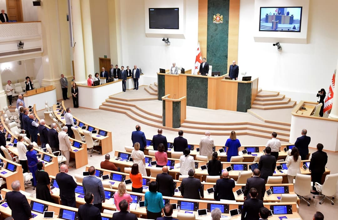 დეპუტატებმა შოვში დაღუპულებს წუთიერი დუმილით მიაგეს პატივი