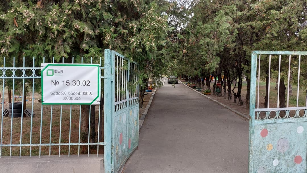 საია – არჩევნების დღეს ისევ შეიმჩნევა კოორდინატორების მობილიზება საარჩევნო უბნებთან