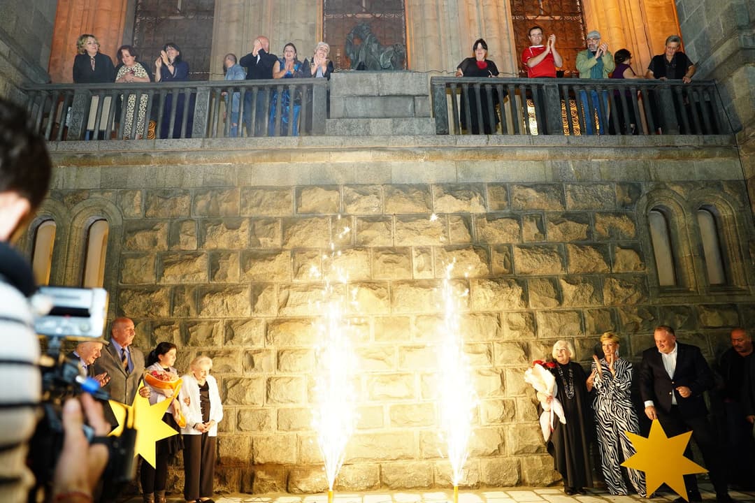 ჭიათურის თეატრის წინ იზა ჯიშკარიანის და ლილი თავაძის ვარსკვლავი გაიხსნა