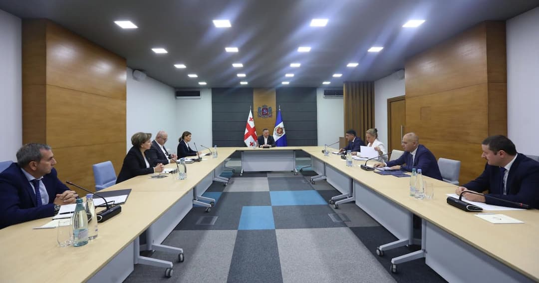 შს მინისტრმა სხვადასხვა დეპარტამენტის დირექტორებთან თათბირი გამართა