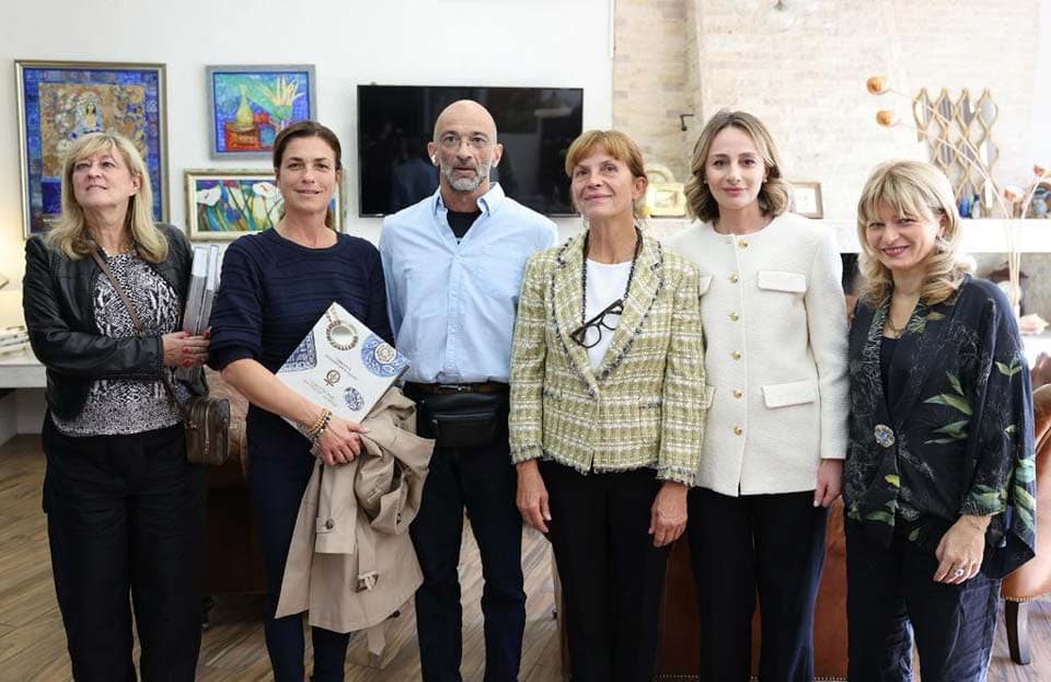 ნუნუკა თამაზაშვილმა და ანიკო ლევაიმ კომპანია “დავით კაკაბაძე მინანქარი ოქრომჭედლობა“ დაათვალიერეს