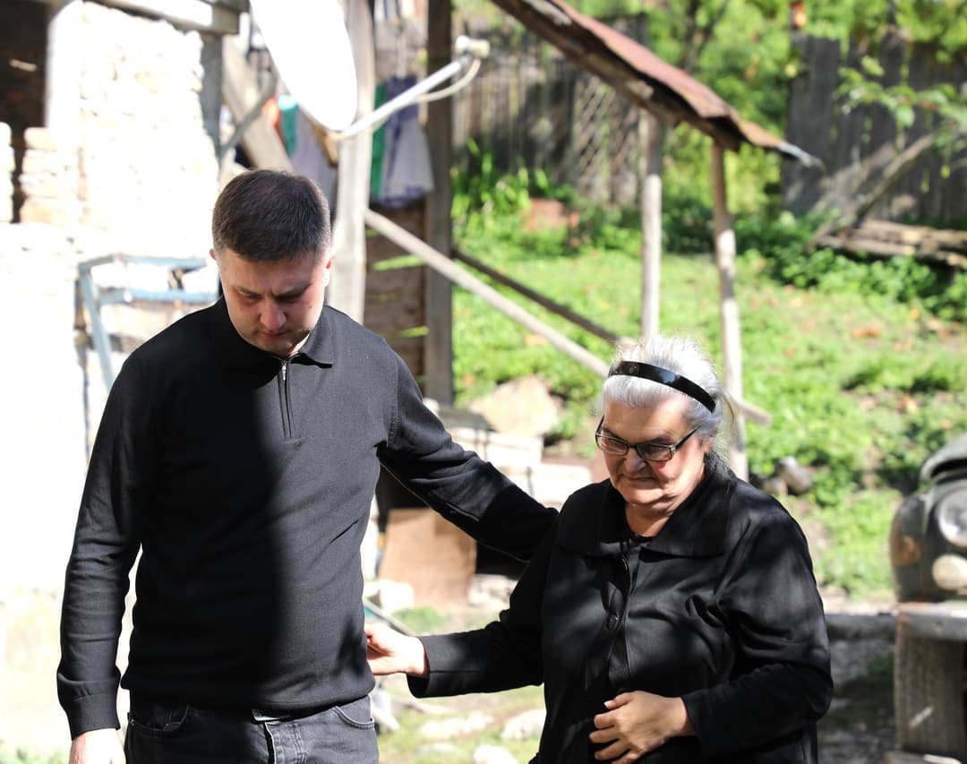 სერგი ხიდეშელი შოვის ტრაგედიის დროს გარდაცვლილი პირების ოჯახის წევრებს შეხვდა