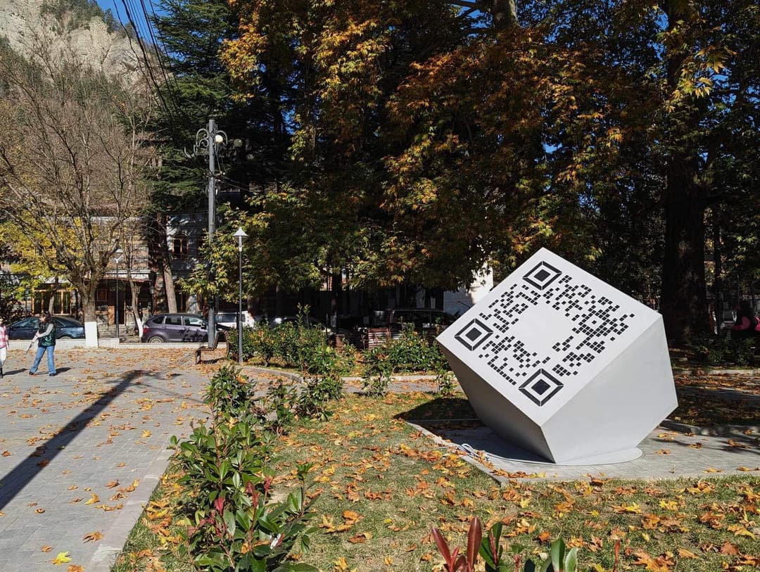 ბორჯომის მუნიციპალიტეტის მერიის დაფინანსებით, ბორჯომში სამ ლოკაციაზე QR კუბი დამონტაჟდა