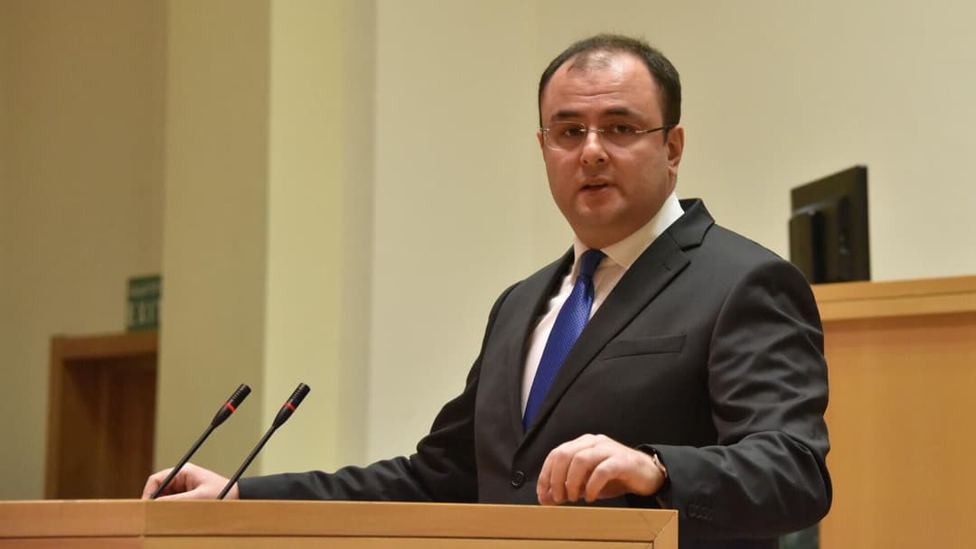 Justice Minister urges escaped inmates to surrender