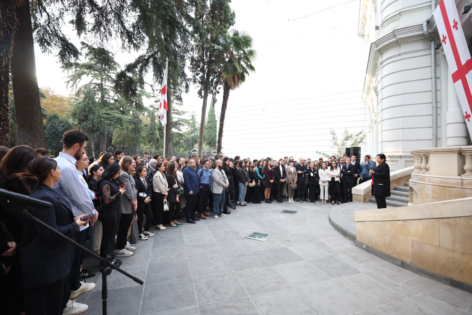 Frontnews image description