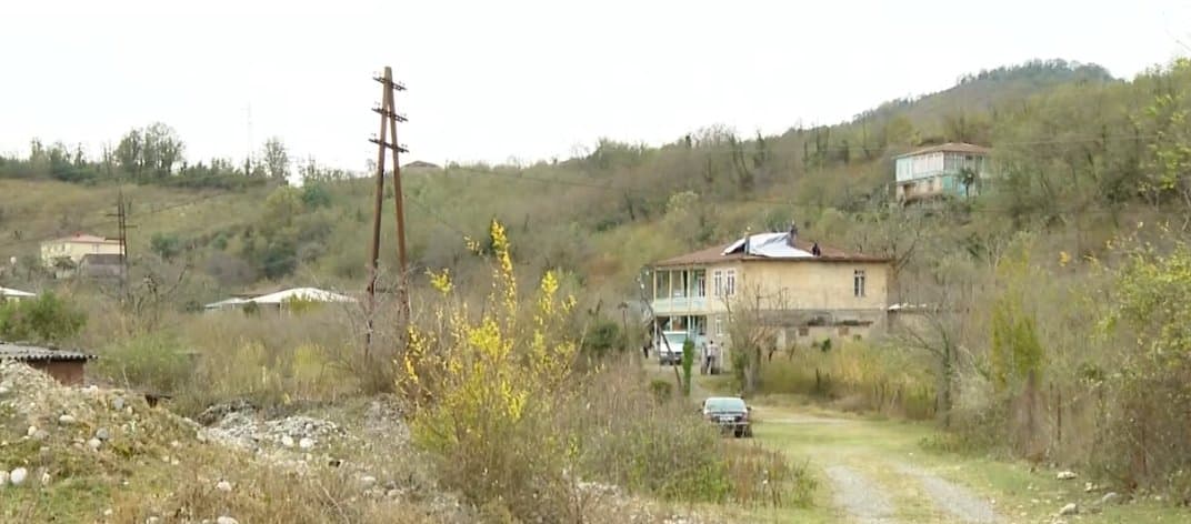 წალენჯიხაში ძლიერმა ქარმა სახლებს სახურავები გადახადა