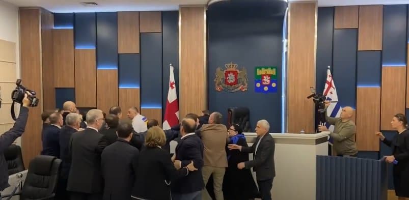 აჭარის უმაღლესი საბჭოს სხდომაზე დეპუტატები ერთმანეთს ფიზიკურად დაუპირისპირდნენ