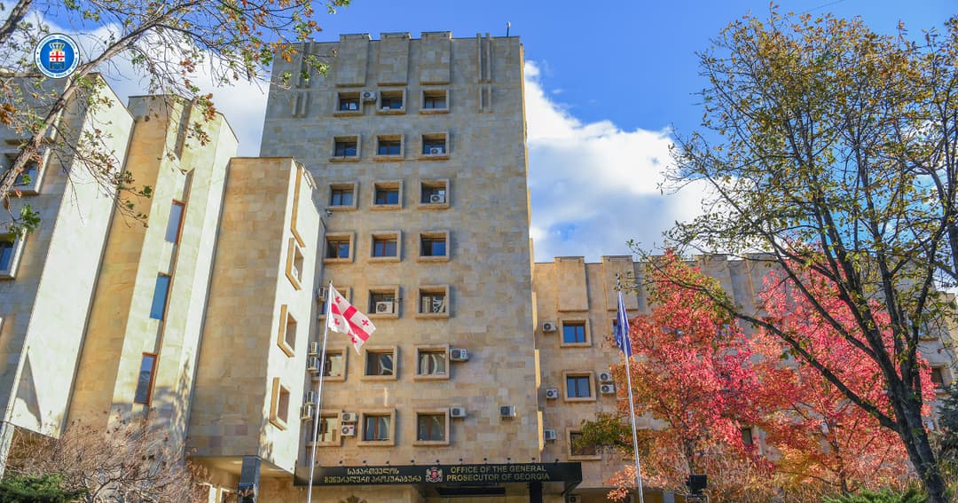 პროკურატურამ წინასწარი შეთანხმებით, ჯგუფის მიერ ჩადენილი თაღლითობის ფაქტზე ორ პირს ბრალდება წარუდგინა