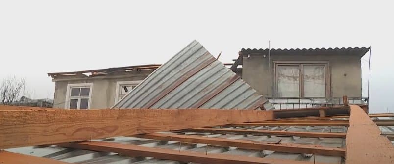 ყვარელსა და მიმდებარე სოფლებში ქარმა სახლები დააზიანა და ხეები მოგლიჯა