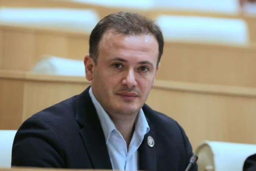 ირაკლი ზარქუა – რამდენადაც ვიცი, საკმაოდ კალორიულ კვებაზეა, თაფლი, ხილი და ა.შ.