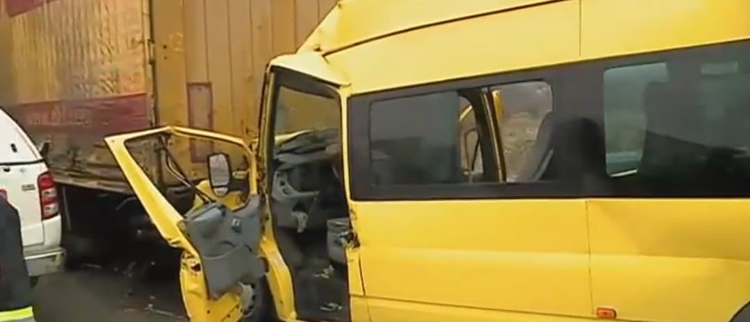 ქარელთან მიკროავტობუსს სატვირთო შეეჯახა – დაიღუპა ერთი და დაშავდა ოთხი ადამიანი