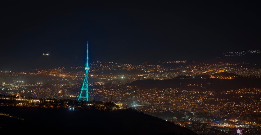 თბილისის სატელევიზიო ანძა ზურმუხტისფრად განათდა