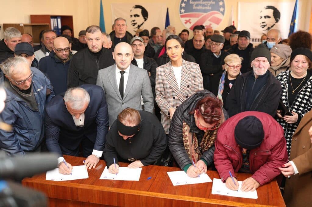 ლევან ხაბეიშვილი – ათასობით ჩვენი თანამოქალაქე დგას რიგში, რომ ხელი მოაწეროს პრეზიდენტ მიხეილ სააკაშვილის თავისუფლებას